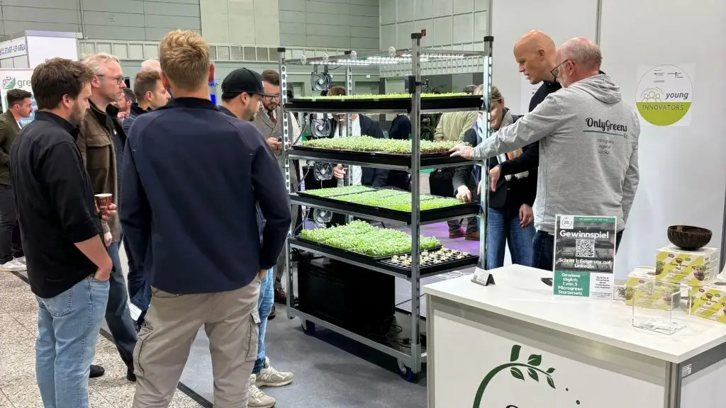Besucher am Messestand von OnlyGreens auf der VertiFarm 2024