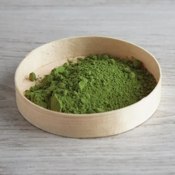 Holzschale mit fein gemahlenem Pulver aus getrockneten Microgreens