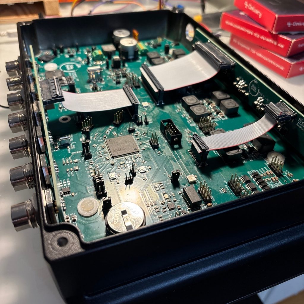 Nahaufnahme des neuen OnlyGreens Mainboards im Gehäuse – zentrale Vertical Farming Steuerung mit Touch-Display-Anschluss, Sensorik und IP67-geschützter Elektronik.