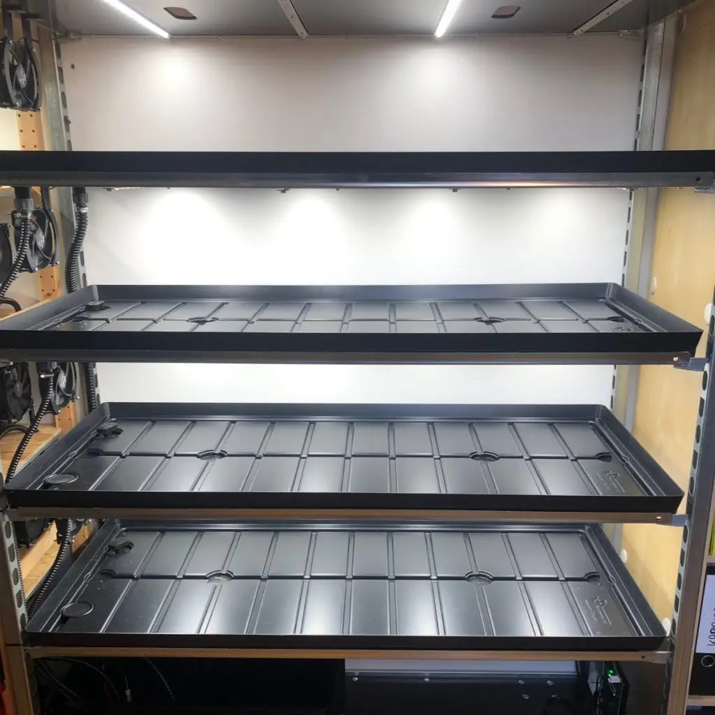 Skalierbares Anbauregal mit leeren Trays als Grundlage der vertikalen Farmtechnik