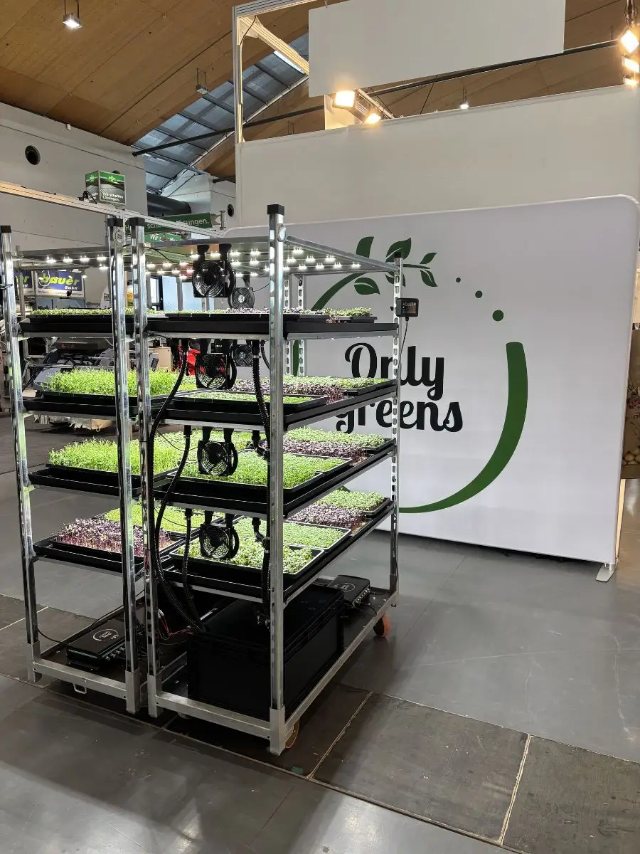 Vertikales Anbauregal mit mehreren Microgreens-Trays auf der ExpoDirekt 2025