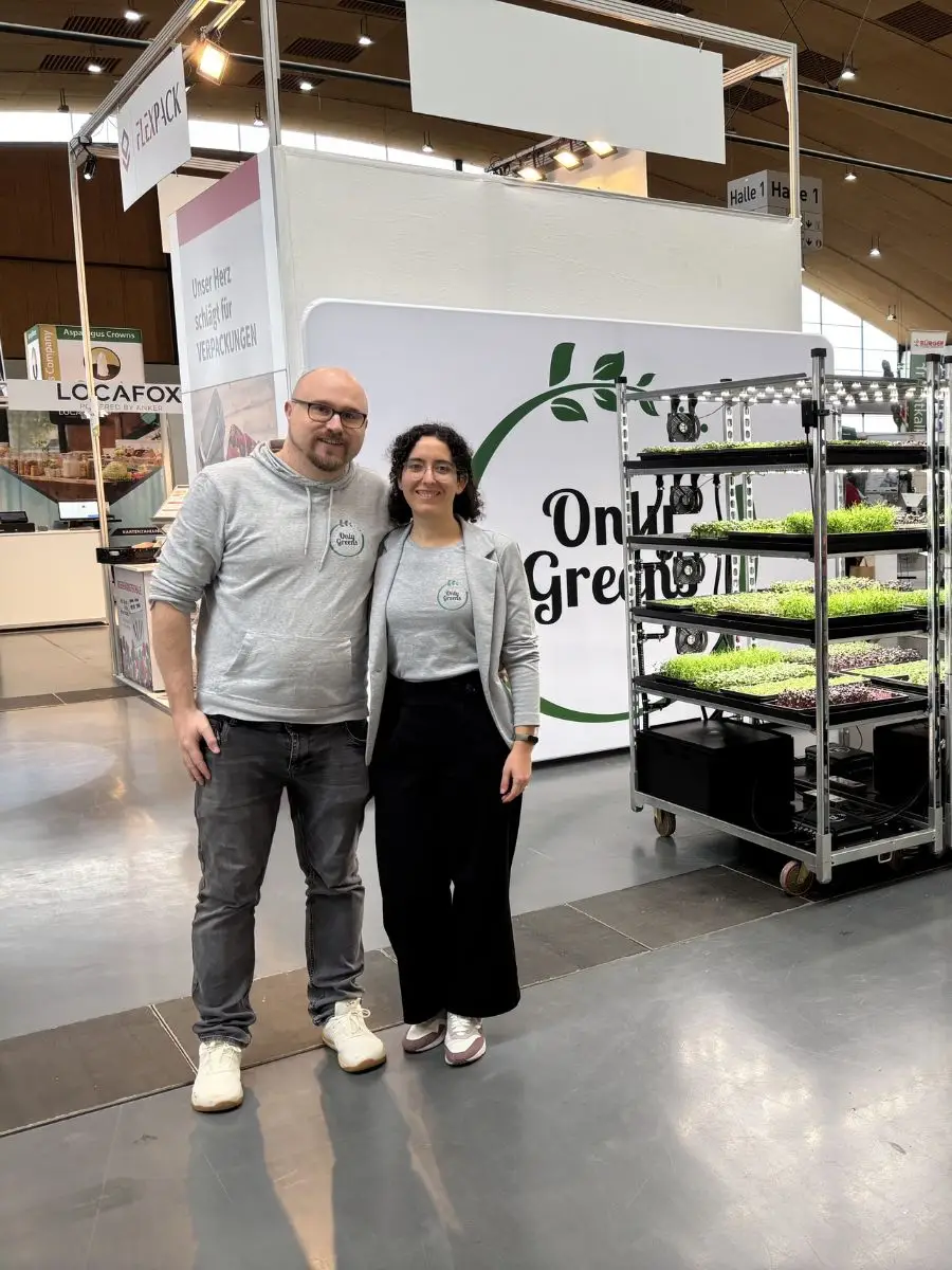 Zwei Personen vor dem OnlyGreens Messestand auf der ExpoDirekt 2025