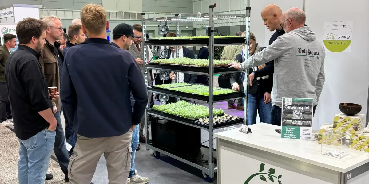 Besucher am Messestand von OnlyGreens auf der VertiFarm 2024