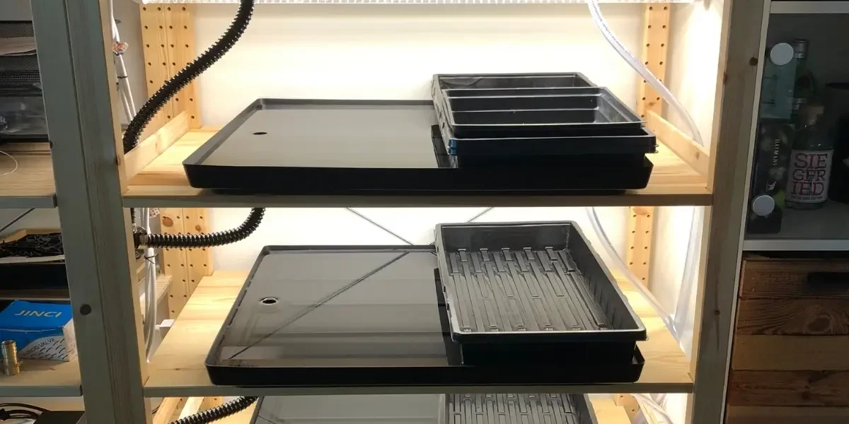 Vertikales Anbauregal mit Trays und LED-Leisten nach dem Einbau der automatischen Bewässerung