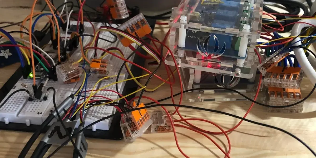 Erster Arduino-Prototyp mit Kabeln und Steuerplatine auf der Werkbank