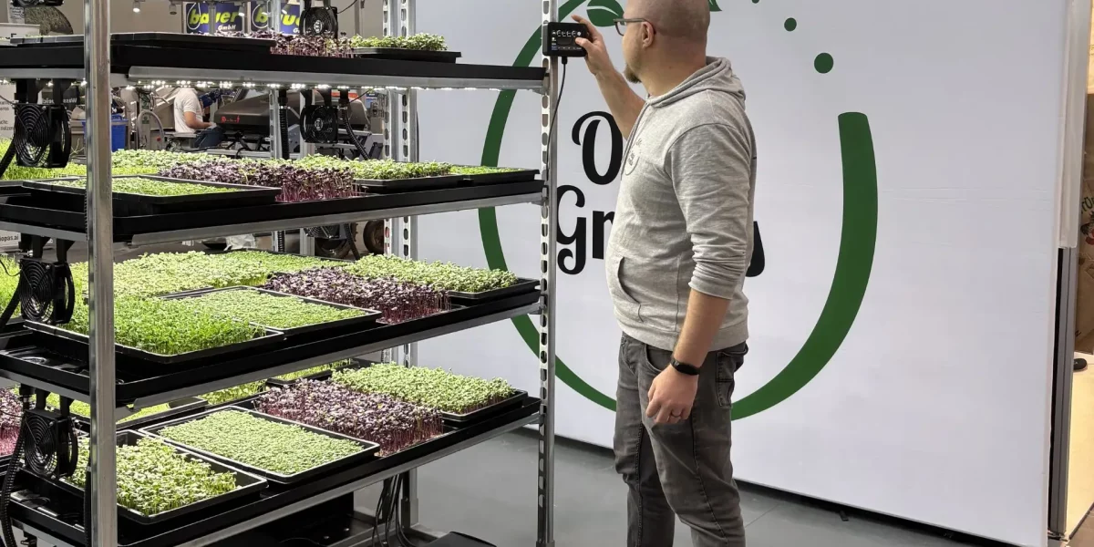 Anbauregal für Microgreens mit Besucher auf der ExpoDirekt 2025