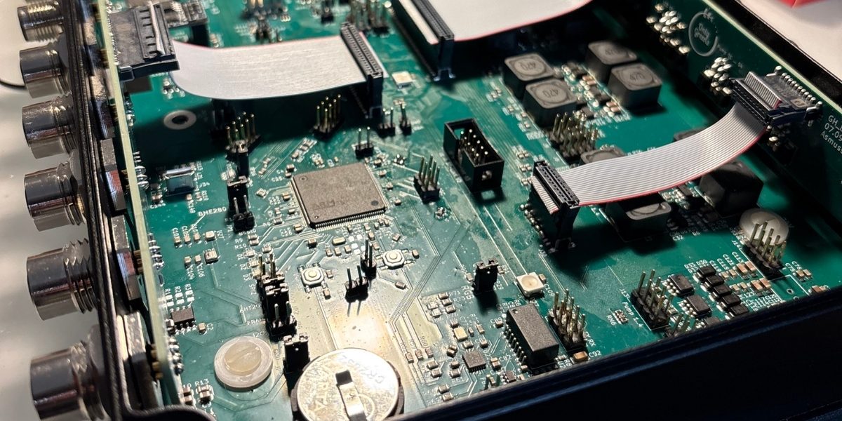 Nahaufnahme des neuen OnlyGreens Mainboards im Gehäuse – zentrale Vertical Farming Steuerung mit Touch-Display-Anschluss, Sensorik und IP67-geschützter Elektronik.